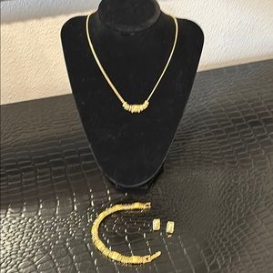 Monet vintage gold tone necklace  jewelry set